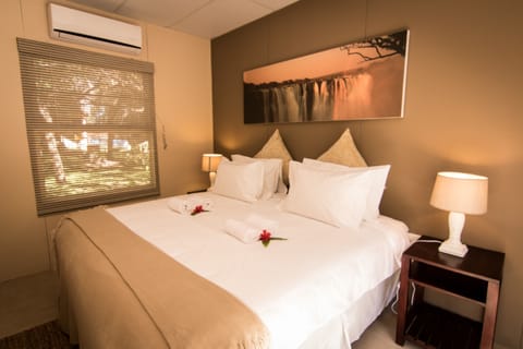 The Square Room | Free WiFi, bed sheets