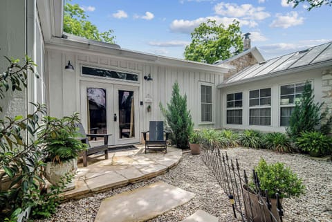 Private entrance and peaceful courtyard just 2 blocks from Main Street Fredericksburg