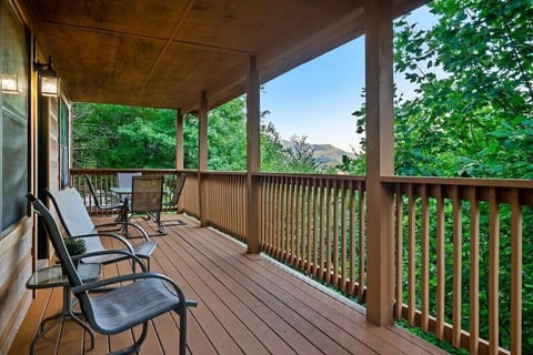Beautiful wooded and partial Fall mountain views!