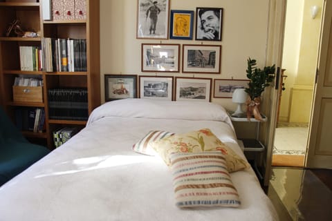 Deluxe Double Room Single Use | Desk, soundproofing, free WiFi