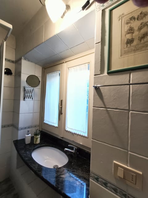 Classic Double or Twin Room, 1 Queen Bed, Non Smoking | Bathroom | Shower, rainfall showerhead, hair dryer, bidet