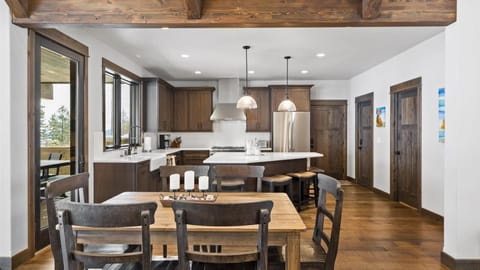 The Sunrise Ridge Chalet (6582)