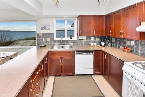 Fully equipped kitchen for the chef in your group.