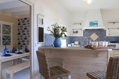 Independent equipped kitchen, direct access to the garden