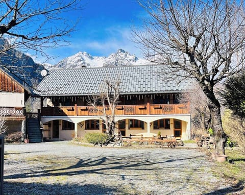 With a stunning location , 5 minutes drive from Bourg d’Oisans and Allemond and with fantastic facilities for self catering holidays, including private parking, secure bike/Ski store. This is the perfect holiday home for groups and famillies.