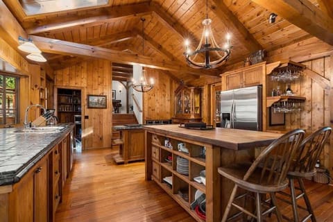 A stunning kitchen with all your basic cooking essentials!