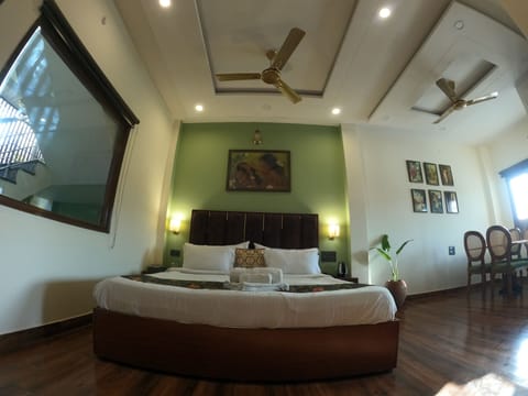 Family Studio Suite, 1 King Bed | Free WiFi