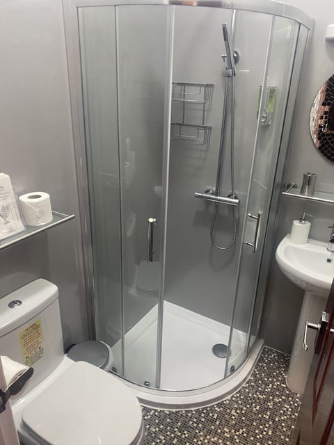 Comfort Single Room | Bathroom | Hair dryer, towels, soap, shampoo