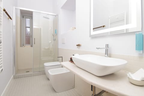 Deluxe Room | Bathroom | Free toiletries, hair dryer