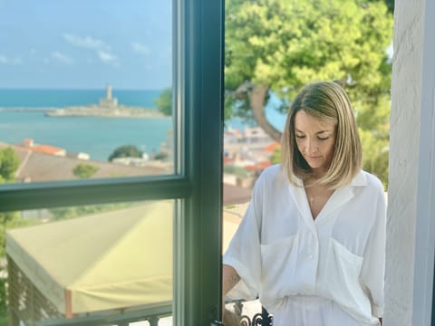 Deluxe Room | In-room safe, individually furnished, laptop workspace, blackout drapes