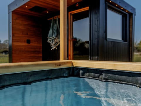 Cottage | Outdoor spa tub