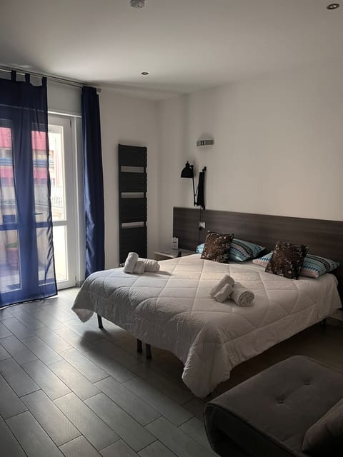 Standard Room, 1 Double Bed | In-room safe, desk, soundproofing, cribs/infant beds