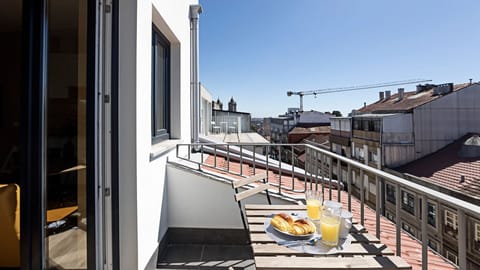Start your day with a delightful breakfast or a fresh coffee on this charming, sun-drenched balcony, offering a serene escape with views of the bustling city rooftops. #SunnyBalcony #CityViews #MorningCoffee #OutdoorLiving #UrbanEscape #LovelyStay