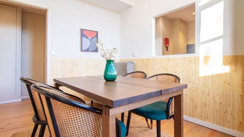 A wooden dining table that brings warmth and natural charm to the space – perfect for shared meals and relaxed moments.

#PortoStay #AirbnbPorto #WoodDetails #CozyDining