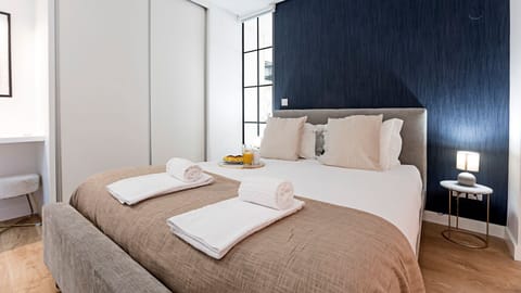 Retreat to this tranquil bedroom, featuring a comfortable queen-size bed and thoughtful touches designed for a restful night's sleep after a day of exploration. Wake up refreshed and ready to experience the bustling city just steps away from your cozy san