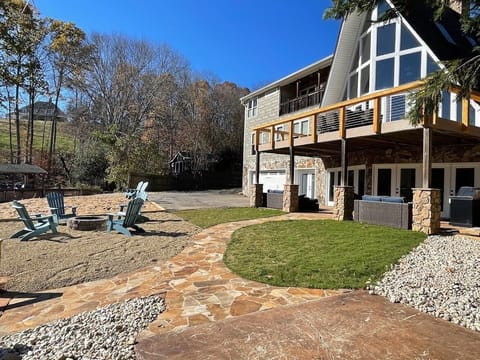 Large 5000 sq ft house at the end of a cove, lake facing side. 