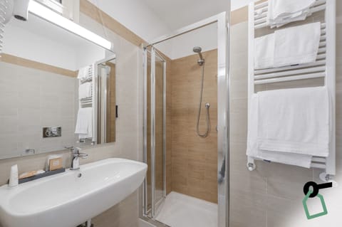 Double Room | Bathroom | Hair dryer, bathrobes, bidet, towels