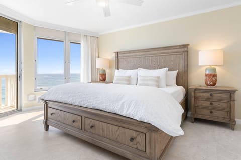 Master bedroom, king size bed