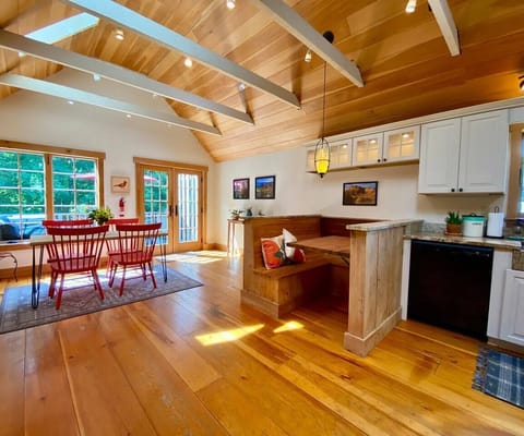 You can dine in the breakfast nook, at the dining table, or outside on the private deck. 