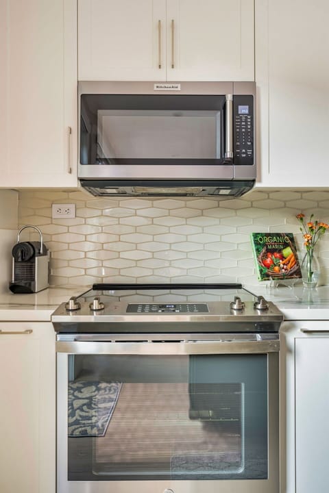 Kitchen Range & Microwave