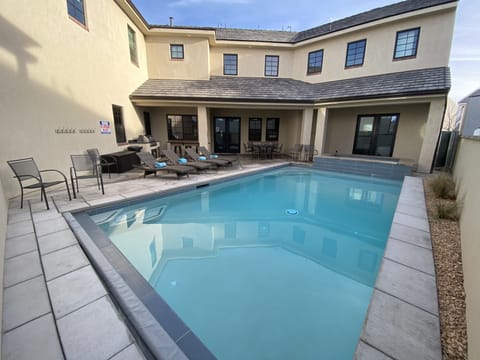 Pool/spa eating area, bbq grill