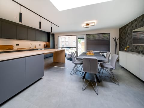 House | Private kitchen | Microwave, highchair