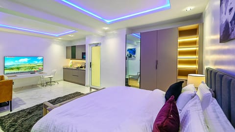Hypo-allergenic bedding, free WiFi, bed sheets