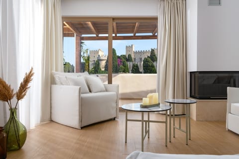 Family Apartment | Living area | 40-inch flat-screen TV with cable channels, TV, Netflix