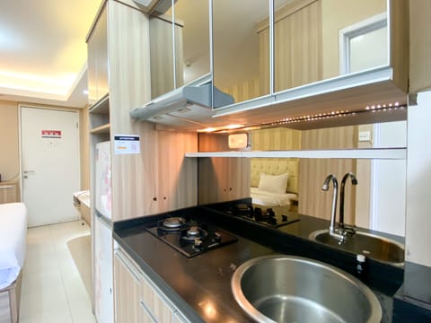 Deluxe Apartment | Private kitchen | Full-size fridge, stovetop, rice cooker, cookware/dishes/utensils