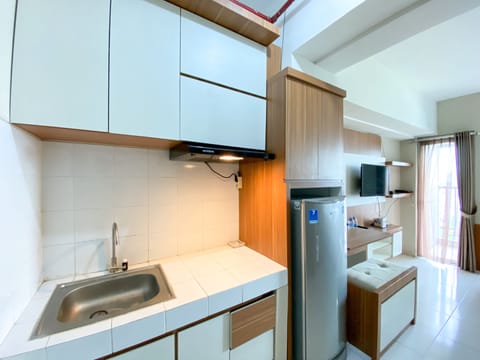 Deluxe Apartment | Private kitchen | Full-size fridge, stovetop, rice cooker