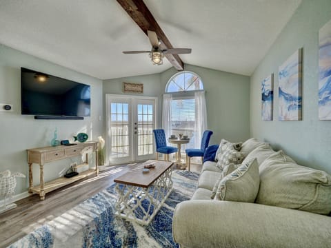 Newly Renovated Chic & Cozy Living Room with Sofa Bed, Bistro Table and Smart TV