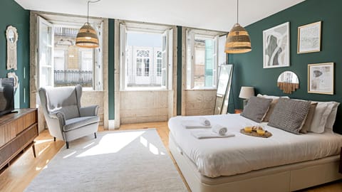 Ample common area, modernly decorated with details that give a cozy yet charming feeling, with a comfortable double bed and TV #bright #lovely