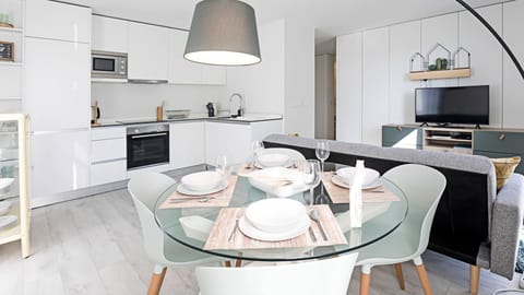 Overview of the main area of the house. Bright, with modern decoration, a dining area for four, a kitchenette and a comfortable couch, with AC and a TV for your entertainment #superb #bright #lovelystay #airbnbporto