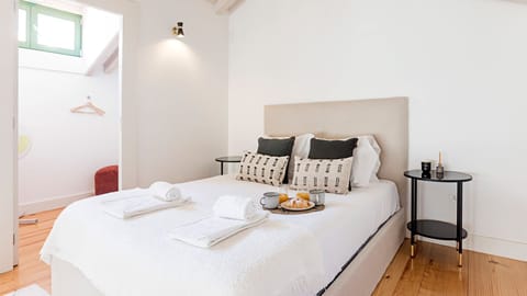 This cozy bedroom is located on the upper floor of this modern studio and it counts with an extremely comfortable mattress. Linen is provided for your convenience #lovely #stunning
