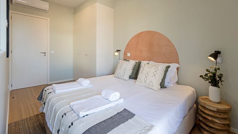 Unwind in the comfortable double bed, adorned with fresh linens and soft throws, creating a welcoming haven after a day of exploring. The integrated storage and elegant design ensure a serene and clutter-free retreat. #ComfortableBed #BedroomRetreat #Mode