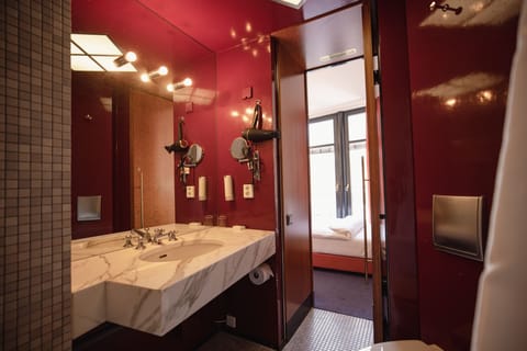 Family Room | Bathroom | Hair dryer, towels, soap, shampoo