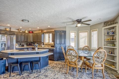 Kitchenanddiningarea