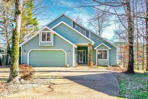 35AlicantePlacegreenhouseattheendofthedrivewaygaragenotopen