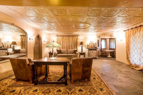 'The King's Suite' living room