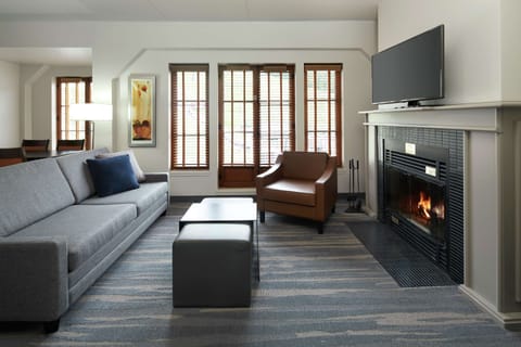Hypo-allergenic bedding available, desk, iron/ironing board, bed sheets