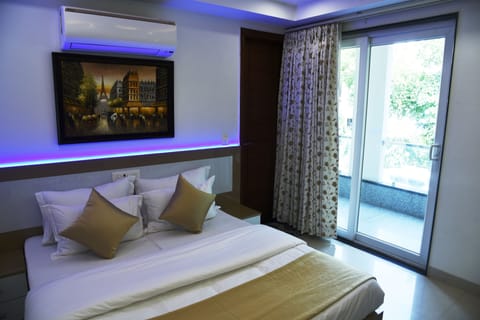 Deluxe Room, 1 King Bed | Balcony view