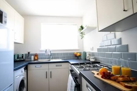 Fully equipped Kitchen,
Washing machine, mircrowave, fridge/freezer, kettle