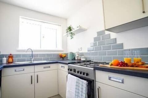 Fully equipped kitchen, Oven, hob, kettle, toaster, microwave, dishes & utensils