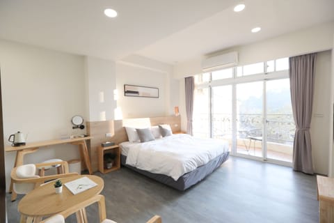 Laptop workspace, free WiFi, bed sheets