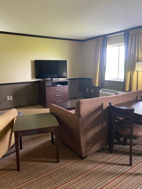 Deluxe Studio Suite, 1 King Bed, Non Smoking | Desk, free cribs/infant beds, free WiFi, bed sheets