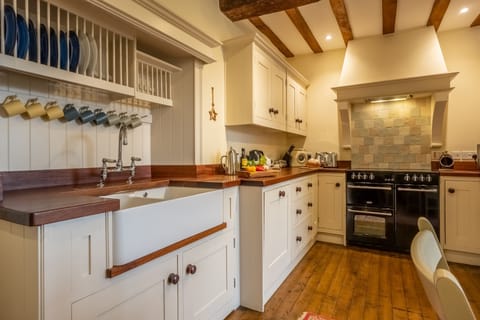 Alice House, Burnham Market: Well-equipped kitchen