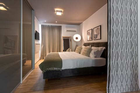 Luxury Apartment | 2 bedrooms, in-room safe, iron/ironing board, free WiFi