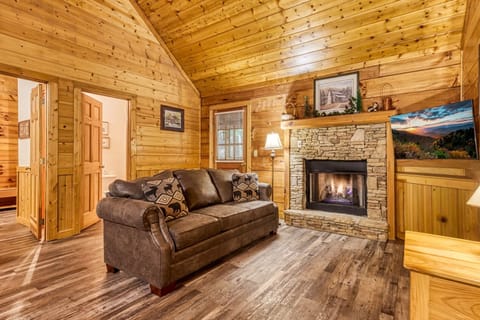 Cabin, 4 Bedrooms | Living area