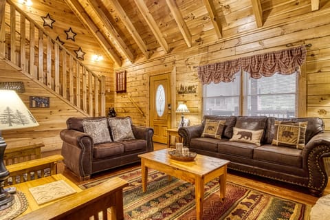 Cabin, 6 Bedrooms | Living area