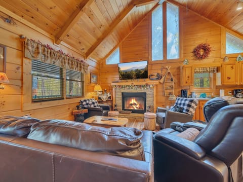 Cabin, 2 Bedrooms | Living area